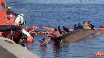 (VIDEO) O barcă cu peste 150 de imigranți s-a răsturnat în apropiere de Insulele Canare. Cel puțin 7 oameni au murit