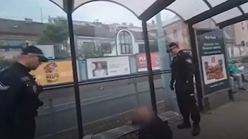S-a îmbătat de bucurie că a devenit bunic și a rămas blocat sub o bancă, la Plzen. L-a eliberat poliția