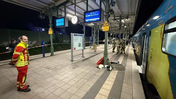 Tren evacuat după ce un pasager a scăpat căștile și și-a blocat mâna sub scaun când încerca să le găsească. Bărbatul, salvat de 11 pompieri