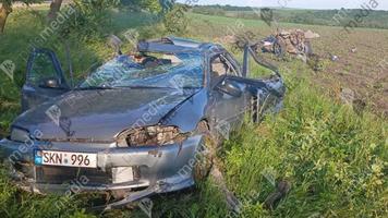 (FOTO) Mașină ruptă în două de un copac, la Glodeni
