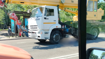 Pensionară tamponată de Kamaz, în timp ce traversa regulamentar strada. Victima a decedat