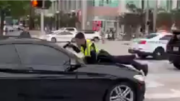 (VIDEO) Scene șocante în Miami: Un polițist a împușcat un șofer, după ce a fost luat pe capotă. „A fost teribil”