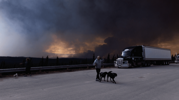 Fumul de la incendiile din Canada a ajuns până în Europa. „Cer încețoșat și apusuri de soare roșii”