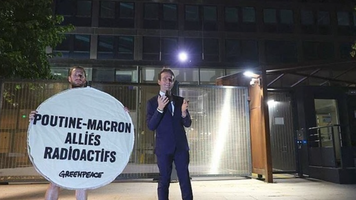 (VIDEO) Doi activişti Greenpeace, inculpaţi cu privire la furtul statuii lui Macron de la Muzeul Grévin, expusă în faţa sediului Ambasadei Rusiei la Paris