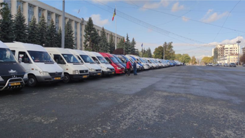 Transportatorii nu vor mai fi obligați să aibă plăcuțe galbene de înmatriculare. Economii anuale de 36 milioane de lei