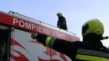 (FOTO) Incendiu într-un local din Chișinău. O parte a acoperișului a fost afectat