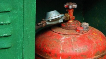 O femeie și un copil au suferit arsuri de gradul I și II în urma exploziei unei butelii de gaz