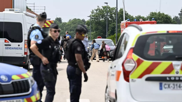 Un elev de 15 ani a înjunghiat mortal o asistentă școlară care îi verifica rucsacul. „Victima unui val de violenţă fără sens”