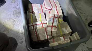 O femeie a găsit 300.000 de dolari într-un tomberon. Banii fuseseră retrași în 2020 dintr-o bancă