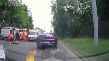 (VIDEO) O femeie, lovită de un Ford, în timp ce traversa strada neregulamentar. A fost preluată de ambulanță