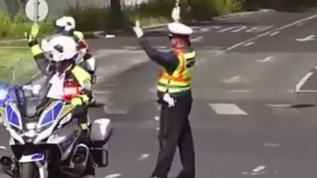 (VIDEO) Polițiștii au oprit o ambulanță în misiune ca să treacă o coloană oficială printr-o intersecție din Budapesta
