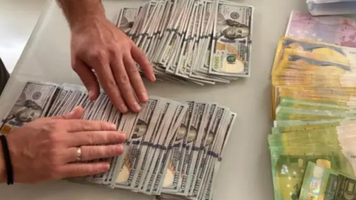 Percheziții în capitală: Au fost ridicați peste 1 000 000 de lei de la persoane afiliate unei fundații din Rusia