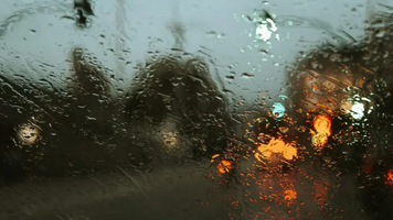 Meteorologii au emis cod galben de instabilitate atmosferică. Se prevăd ploi cu descărcări electrice