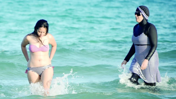 Noul guvern islamist din Siria ordonă femeilor să poarte burkini pe plajă, dar permite aparațiile în bikini în cluburile private și hotelurile de lux