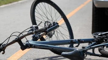 Un bătrân, tamponat de o mașină în timp ce se deplasa cu bicicleta