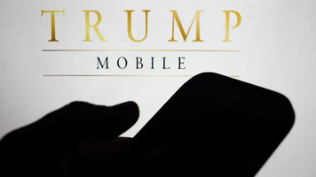 Donald Trump și-a lansat un telefon și un serviciu de telefonie mobilă. Cum arată Trump Mobile și cât costă