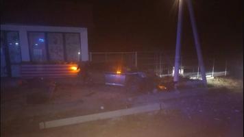 (FOTO) Un șofer beat a intrat cu mașina într-un pilon electric, la Soroca