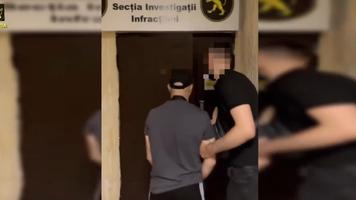 (VIDEO) Dragoste cu năbădăi în Chișinău. Reținut după ce și-a jefuit iubita