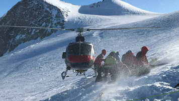 Trei alpiniști au murit după ce au fost loviți de fulger în vârful unui munte din Austria