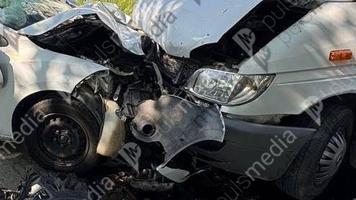 (FOTO) Coliziune frontală între un microbuz și o mașină pe o stradă din Chișinău. Doi copii - la spital