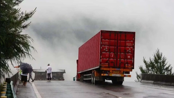 Şoferul unui camion, rămas suspendat pe un pod surpat în urma unei alunecări de teren, salvat în provincia chineză Guizhou