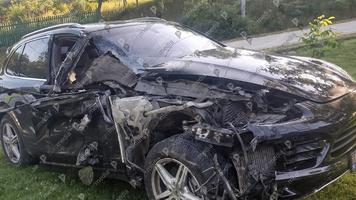 (FOTO // SURSE) Un polițist INSP și-a făcut Porsche-ul zob și a dat bir cu fugiții, la Ungheni. Ar fi fost băut la volan