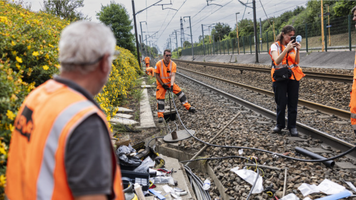 Întârzieri majore și trenuri Eurostar anulate, după ce sute de metri de cabluri au fost furate pe linia de mare viteză