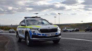 (SURSE) Autospecială a INSP, luată la puricat de CNA, la Anenii Noi. Doi agenți de patrulare încătușați și escortați în izolator