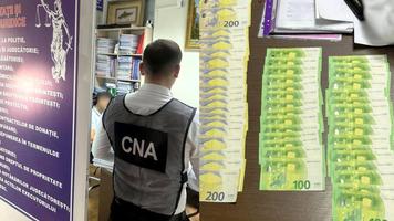 Avocat prins în flagrant de CNA și procurori cu o mită de 10.000 de euro: promitea influențarea deciziei într-un dosar penal de evaziune fiscală
