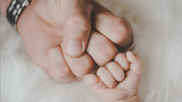 Tații de gemeni sau tripleți vor beneficia de concediu paternal extins și de indemnizație paternală ajustată