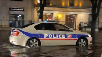 (VIDEO) Doi polițiști ascultă melodia din Titanic în boxe, în timp ce merg pe străzile inundate din Paris