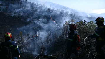 Incendiu uriaș în apropiere de Atena, în Palaia Fokaia: oamenii au fost evacuați, se încearcă stingerea focului cu elicoptere