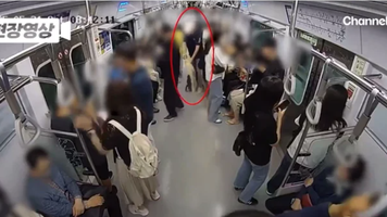 (VIDEO) Un bărbat a incendiat un metrou plin cu pasageri, în Seul