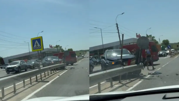 (VIDEO) O Toyota a ajuns într-un parapet, după ce șoferul unui Mercedes a provocat o situație de accident