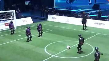 (VIDEO) China a organizat un turneu de fotbal între roboți umanoizi: unii dintre ei au părăsit terenul pe targă