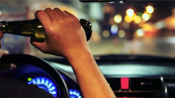 Prins beat criță la volan, un șofer a încercat să mituiască polițiștii cu 6.000 de lei