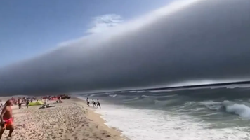 (VIDEO) Fenomenul meteo foarte rar care a speriat o plajă plină de oameni, în Portugalia: au crezut că un tsunami se apropie de ei