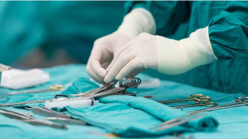 (VIDEO) O femeie a primit o nouă șansă la viață după un transplant de rinichi de la tatăl său, la Chișinău