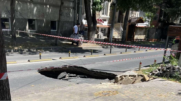 Ruptură de apeduct pe 31 August: asfaltul s-a surpat, iar locatarii au rămas fără apă