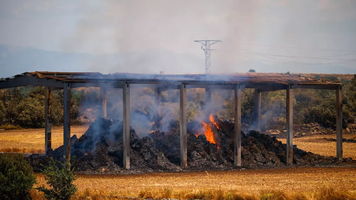 (VIDEO) Un fermier și un muncitor au murit, ascunși sub bolovani, după ce au încercat să scape cu mașina de un incendiu uriaș