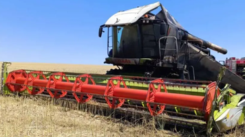 Combină agricolă mistuită de flăcări, în câmp, la Cubolta