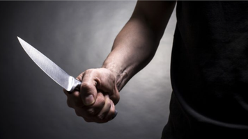 „Dragoste pe muchie de cuțit în Chișinǎu”. Bărbat încătușat, după ce și-a înjunghiat iubita