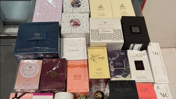 (FOTO) Sute de ochelari, parfumuri și haine au fost confiscate pe Aeroportul Chișinău