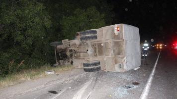 (FOTO) UPDATE // Grav accident cu implicarea unui camion plin cu pasageri, la Drochia. O persoană a decedat