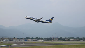 Bărbat aspirat de motorul unui avion pe aeroportul din Bergamo, Italia