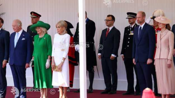 Președintele francez Macron, primit de rege și regină cu covorul roșu într-o vizită de stat în Regatul Unit