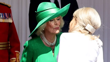 Regina Camilla și Brigitte Macron s-au sărutat, ignorând protocolul regal: Emmanuel Macron e primul lider UE care vizitează Marea Britanie, după Brexit
