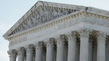 Curtea Supremă a SUA deschide calea concedierilor masive de funcţionari vrute de Trump
