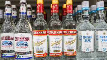 Producția de votcă, în cădere liberă în Rusia, deși rușii beau mai multe băuturi spirtoase ca niciodată