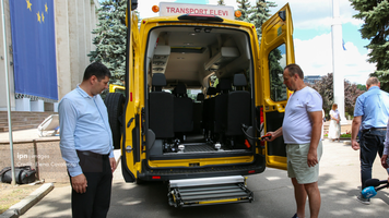 Microbuze adaptate pentru elevii cu dizabilități locomotorii, oferite școlilor